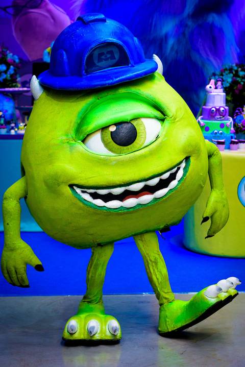 foto do aniversário infantil no buffet Espaço Lá Vem o Sol Alphaville com os personagens de Monstros SA Boo Mike Sullivan, foto aniversário infantil alphaville, espaço Lá Vem o Sol'