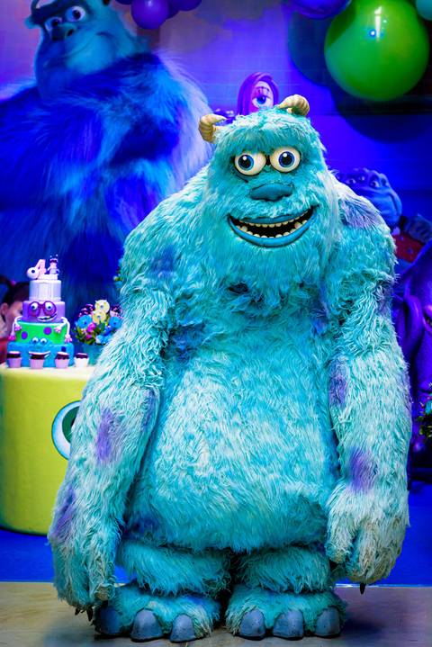 foto do aniversário infantil no buffet Espaço Lá Vem o Sol Alphaville com os personagens de Monstros SA Boo Mike Sullivan, foto aniversário infantil alphaville, espaço Lá Vem o Sol'