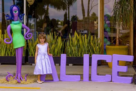 Espaço Lá Vem o Sol, foto do aniversário infantil no buffet Espaço Lá Vem o Sol Alphaville com os personagens de Monstros SA Boo Mike Sullivan, foto aniversário infantil alphaville, espaço Lá Vem o Sol Alphaville, criança na frente do buffet'