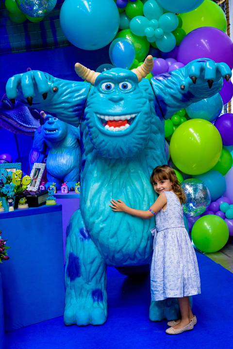 foto do aniversário infantil no buffet Espaço Lá Vem o Sol Alphaville com os personagens de Monstros SA Boo Mike Sullivan, foto aniversário infantil alphaville, espaço Lá Vem o Sol'