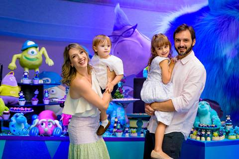 foto do aniversário infantil no buffet Espaço Lá Vem o Sol Alphaville com os personagens de Monstros SA Boo Mike Sullivan, foto aniversário infantil alphaville, espaço Lá Vem o Sol'