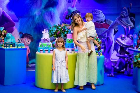 foto do aniversário infantil no buffet Espaço Lá Vem o Sol Alphaville com os personagens de Monstros SA Boo Mike Sullivan, foto aniversário infantil alphaville, espaço Lá Vem o Sol'