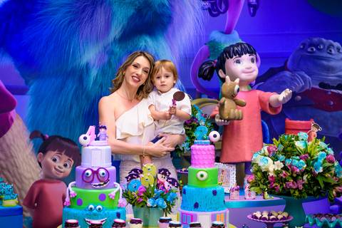 foto do aniversário infantil no buffet Espaço Lá Vem o Sol Alphaville com os personagens de Monstros SA Boo Mike Sullivan, foto aniversário infantil alphaville, espaço Lá Vem o Sol'