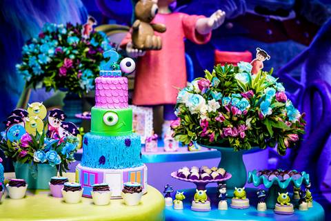 foto do aniversário infantil no buffet Espaço Lá Vem o Sol Alphaville com os personagens de Monstros SA Boo Mike Sullivan, foto aniversário infantil alphaville, espaço Lá Vem o Sol'