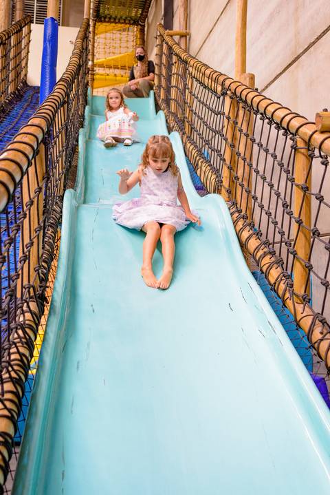 foto do aniversário infantil no buffet Espaço Lá Vem o Sol Alphaville com os personagens de Monstros SA Boo Mike Sullivan, foto aniversário infantil alphaville, espaço Lá Vem o Sol'