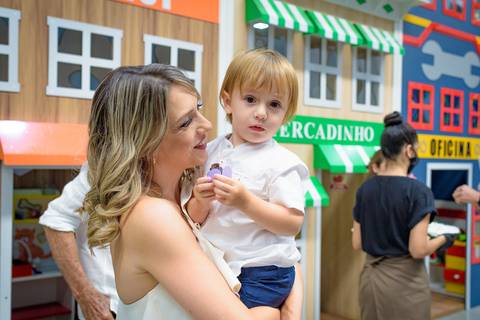 foto do aniversário infantil no buffet Espaço Lá Vem o Sol Alphaville com os personagens de Monstros SA Boo Mike Sullivan, foto aniversário infantil alphaville, espaço Lá Vem o Sol'