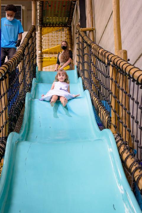 foto do aniversário infantil no buffet Espaço Lá Vem o Sol Alphaville com os personagens de Monstros SA Boo Mike Sullivan, foto aniversário infantil alphaville, espaço Lá Vem o Sol'