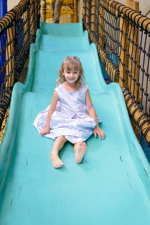 Espaço Lá Vem o Sol, foto do aniversário infantil no buffet Espaço Lá Vem o Sol Alphaville com os personagens de Monstros SA Boo Mike Sullivan, foto aniversário infantil alphaville, espaço Lá Vem o Sol Alphaville, criança descendo na escorregadeira'