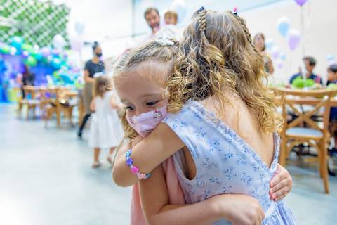 foto do aniversário infantil no buffet Espaço Lá Vem o Sol Alphaville com os personagens de Monstros SA Boo Mike Sullivan, foto aniversário infantil alphaville, espaço Lá Vem o Sol'