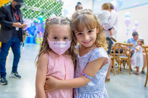 foto do aniversário infantil no buffet Espaço Lá Vem o Sol Alphaville com os personagens de Monstros SA Boo Mike Sullivan, foto aniversário infantil alphaville, espaço Lá Vem o Sol'