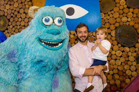 foto do aniversário infantil no buffet Espaço Lá Vem o Sol Alphaville com os personagens de Monstros SA Boo Mike Sullivan, foto aniversário infantil alphaville, espaço Lá Vem o Sol'