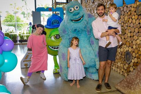 foto do aniversário infantil no buffet Espaço Lá Vem o Sol Alphaville com os personagens de Monstros SA Boo Mike Sullivan, foto aniversário infantil alphaville, espaço Lá Vem o Sol'