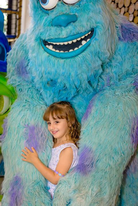 Espaço Lá Vem o Sol, foto do aniversário infantil no buffet Espaço Lá Vem o Sol Alphaville com os personagens de Monstros SA Boo Mike Sullivan, foto aniversário infantil alphaville, espaço Lá Vem o Sol Alphaville, criança feliz no buffet'