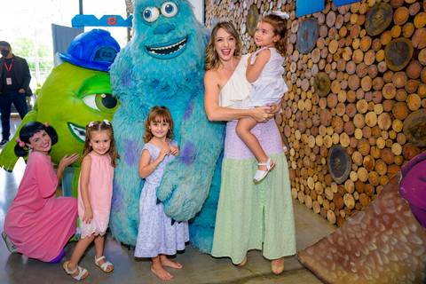 foto do aniversário infantil no buffet Espaço Lá Vem o Sol Alphaville com os personagens de Monstros SA Boo Mike Sullivan, foto aniversário infantil alphaville, espaço Lá Vem o Sol'