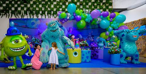 foto do aniversário infantil no buffet Espaço Lá Vem o Sol Alphaville com os personagens de Monstros SA Boo Mike Sullivan, foto aniversário infantil alphaville, espaço Lá Vem o Sol'