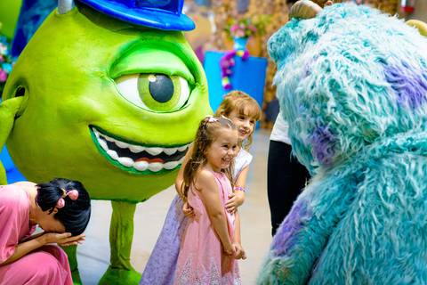 foto do aniversário infantil no buffet Espaço Lá Vem o Sol Alphaville com os personagens de Monstros SA Boo Mike Sullivan, foto aniversário infantil alphaville, espaço Lá Vem o Sol'