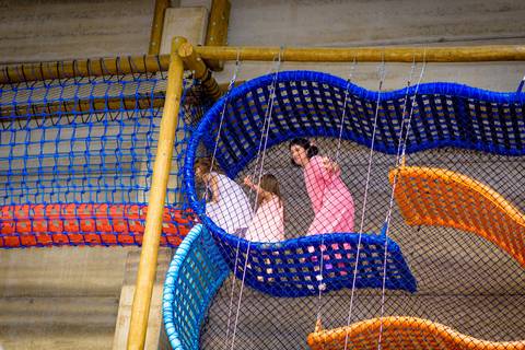 foto do aniversário infantil no buffet Espaço Lá Vem o Sol Alphaville com os personagens de Monstros SA Boo Mike Sullivan, foto aniversário infantil alphaville, espaço Lá Vem o Sol'