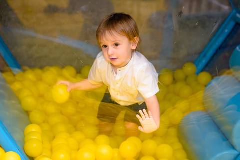foto do aniversário infantil no buffet Espaço Lá Vem o Sol Alphaville com os personagens de Monstros SA Boo Mike Sullivan, foto aniversário infantil alphaville, espaço Lá Vem o Sol'