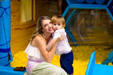 foto do aniversário infantil no buffet Espaço Lá Vem o Sol Alphaville com os personagens de Monstros SA Boo Mike Sullivan, foto aniversário infantil alphaville, espaço Lá Vem o Sol'