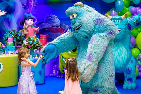 foto do aniversário infantil no buffet Espaço Lá Vem o Sol Alphaville com os personagens de Monstros SA Boo Mike Sullivan, foto aniversário infantil alphaville, espaço Lá Vem o Sol'