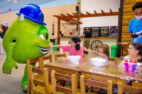 foto do aniversário infantil no buffet Espaço Lá Vem o Sol Alphaville com os personagens de Monstros SA Boo Mike Sullivan, foto aniversário infantil alphaville, espaço Lá Vem o Sol'