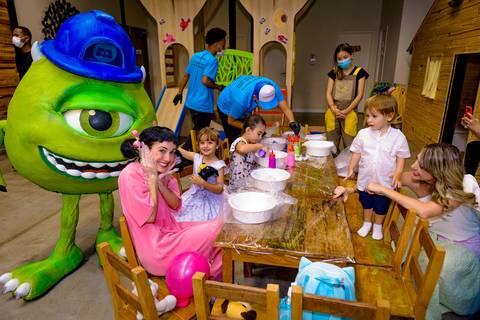 foto do aniversário infantil no buffet Espaço Lá Vem o Sol Alphaville com os personagens de Monstros SA Boo Mike Sullivan, foto aniversário infantil alphaville, espaço Lá Vem o Sol'