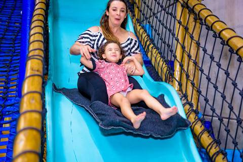 foto do aniversário infantil no buffet Espaço Lá Vem o Sol Alphaville com os personagens de Monstros SA Boo Mike Sullivan, foto aniversário infantil alphaville, espaço Lá Vem o Sol'