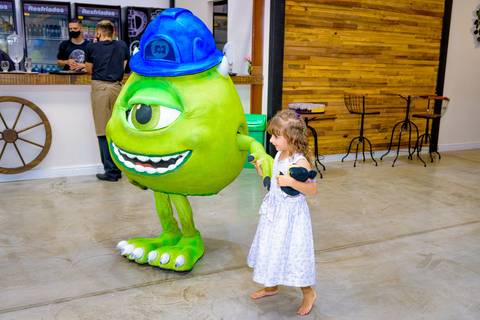 foto do aniversário infantil no buffet Espaço Lá Vem o Sol Alphaville com os personagens de Monstros SA Boo Mike Sullivan, foto aniversário infantil alphaville, espaço Lá Vem o Sol'