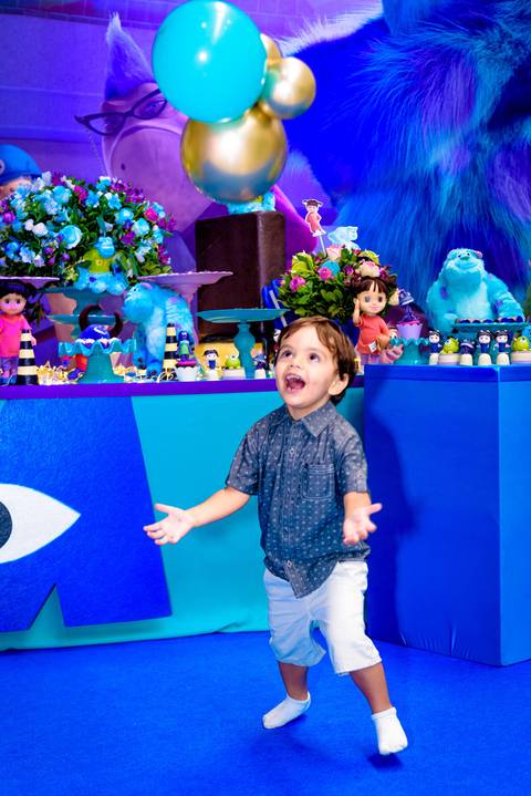 foto do aniversário infantil no buffet Espaço Lá Vem o Sol Alphaville com os personagens de Monstros SA Boo Mike Sullivan, foto aniversário infantil alphaville, espaço Lá Vem o Sol'