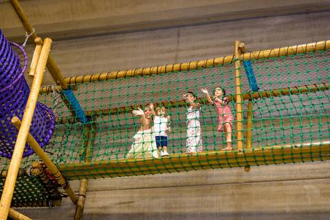 foto do aniversário infantil no buffet Espaço Lá Vem o Sol Alphaville com os personagens de Monstros SA Boo Mike Sullivan, foto aniversário infantil alphaville, espaço Lá Vem o Sol'