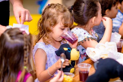 foto do aniversário infantil no buffet Espaço Lá Vem o Sol Alphaville com os personagens de Monstros SA Boo Mike Sullivan, foto aniversário infantil alphaville, espaço Lá Vem o Sol'