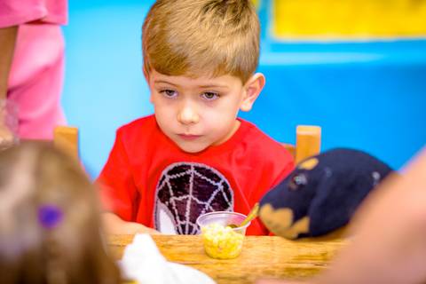 foto do aniversário infantil no buffet Espaço Lá Vem o Sol Alphaville com os personagens de Monstros SA Boo Mike Sullivan, foto aniversário infantil alphaville, espaço Lá Vem o Sol'