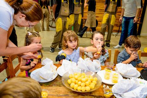 foto do aniversário infantil no buffet Espaço Lá Vem o Sol Alphaville com os personagens de Monstros SA Boo Mike Sullivan, foto aniversário infantil alphaville, espaço Lá Vem o Sol'
