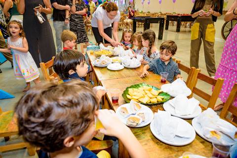 foto do aniversário infantil no buffet Espaço Lá Vem o Sol Alphaville com os personagens de Monstros SA Boo Mike Sullivan, foto aniversário infantil alphaville, espaço Lá Vem o Sol'