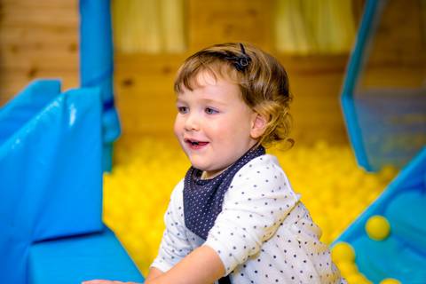 foto do aniversário infantil no buffet Espaço Lá Vem o Sol Alphaville com os personagens de Monstros SA Boo Mike Sullivan, foto aniversário infantil alphaville, espaço Lá Vem o Sol'