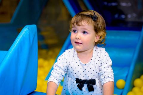 foto do aniversário infantil no buffet Espaço Lá Vem o Sol Alphaville com os personagens de Monstros SA Boo Mike Sullivan, foto aniversário infantil alphaville, espaço Lá Vem o Sol'