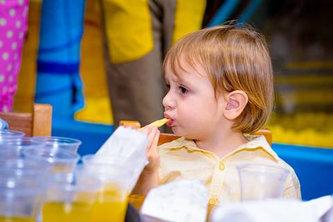 foto do aniversário infantil no buffet Espaço Lá Vem o Sol Alphaville com os personagens de Monstros SA Boo Mike Sullivan, foto aniversário infantil alphaville, espaço Lá Vem o Sol'