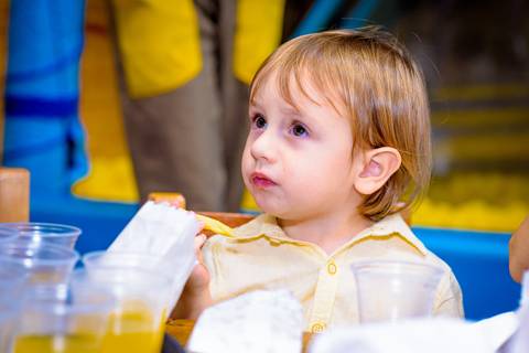 foto do aniversário infantil no buffet Espaço Lá Vem o Sol Alphaville com os personagens de Monstros SA Boo Mike Sullivan, foto aniversário infantil alphaville, espaço Lá Vem o Sol'