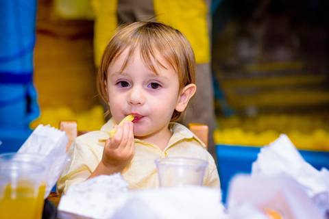 foto do aniversário infantil no buffet Espaço Lá Vem o Sol Alphaville com os personagens de Monstros SA Boo Mike Sullivan, foto aniversário infantil alphaville, espaço Lá Vem o Sol'