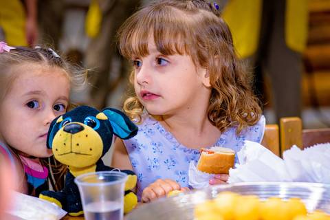 foto do aniversário infantil no buffet Espaço Lá Vem o Sol Alphaville com os personagens de Monstros SA Boo Mike Sullivan, foto aniversário infantil alphaville, espaço Lá Vem o Sol'