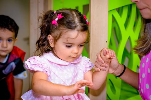 foto do aniversário infantil no buffet Espaço Lá Vem o Sol Alphaville com os personagens de Monstros SA Boo Mike Sullivan, foto aniversário infantil alphaville, espaço Lá Vem o Sol'