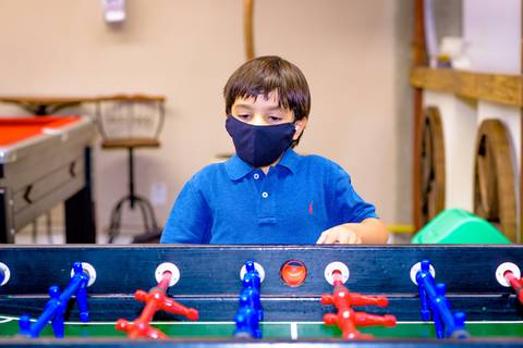 Espaço Lá Vem o Sol, foto do aniversário infantil no buffet Espaço Lá Vem o Sol Alphaville com os personagens de Monstros SA Boo Mike Sullivan, foto aniversário infantil alphaville, espaço Lá Vem o Sol Alphaville, criança com máscara no buffet'