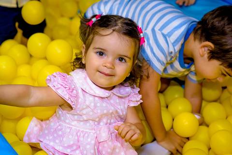 foto do aniversário infantil no buffet Espaço Lá Vem o Sol Alphaville com os personagens de Monstros SA Boo Mike Sullivan, foto aniversário infantil alphaville, espaço Lá Vem o Sol'