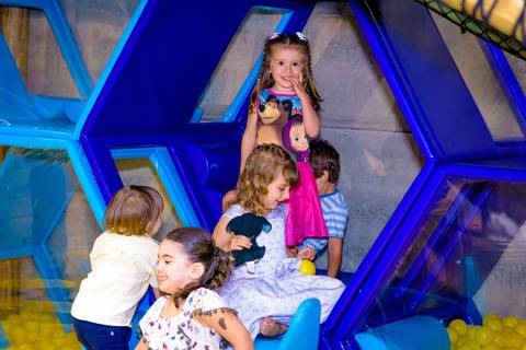 foto do aniversário infantil no buffet Espaço Lá Vem o Sol Alphaville com os personagens de Monstros SA Boo Mike Sullivan, foto aniversário infantil alphaville, espaço Lá Vem o Sol'