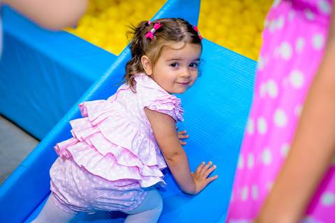 foto do aniversário infantil no buffet Espaço Lá Vem o Sol Alphaville com os personagens de Monstros SA Boo Mike Sullivan, foto aniversário infantil alphaville, espaço Lá Vem o Sol'