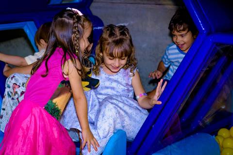 foto do aniversário infantil no buffet Espaço Lá Vem o Sol Alphaville com os personagens de Monstros SA Boo Mike Sullivan, foto aniversário infantil alphaville, espaço Lá Vem o Sol'