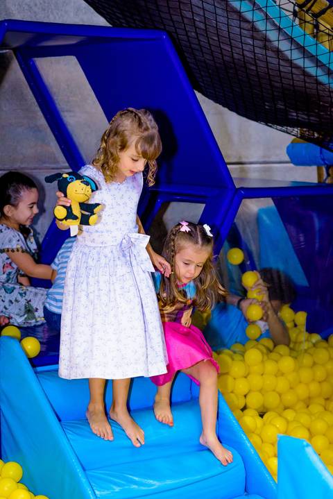 foto do aniversário infantil no buffet Espaço Lá Vem o Sol Alphaville com os personagens de Monstros SA Boo Mike Sullivan, foto aniversário infantil alphaville, espaço Lá Vem o Sol'