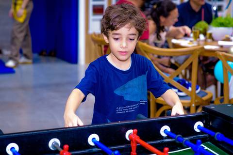 foto do aniversário infantil no buffet Espaço Lá Vem o Sol Alphaville com os personagens de Monstros SA Boo Mike Sullivan, foto aniversário infantil alphaville, espaço Lá Vem o Sol'