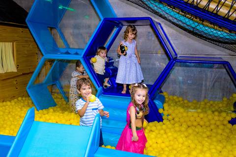 foto do aniversário infantil no buffet Espaço Lá Vem o Sol Alphaville com os personagens de Monstros SA Boo Mike Sullivan, foto aniversário infantil alphaville, espaço Lá Vem o Sol'