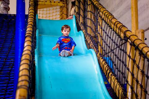 foto do aniversário infantil no buffet Espaço Lá Vem o Sol Alphaville com os personagens de Monstros SA Boo Mike Sullivan, foto aniversário infantil alphaville, espaço Lá Vem o Sol'